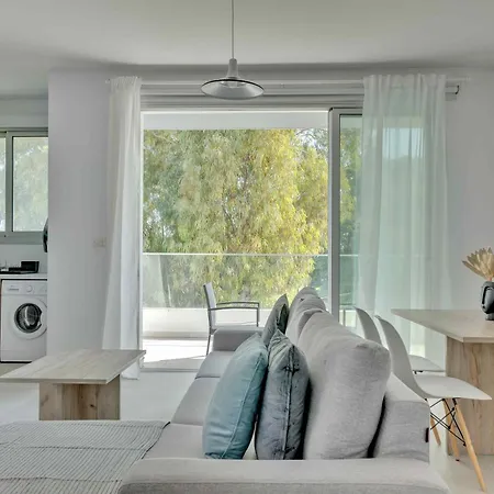 Apartment Phaedrus Living: City Center Residences Emerald