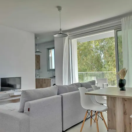 Phaedrus Living: City Center Residences Emerald Apartment