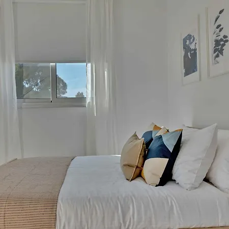Apartment Phaedrus Living: City Center Residences Emerald *
